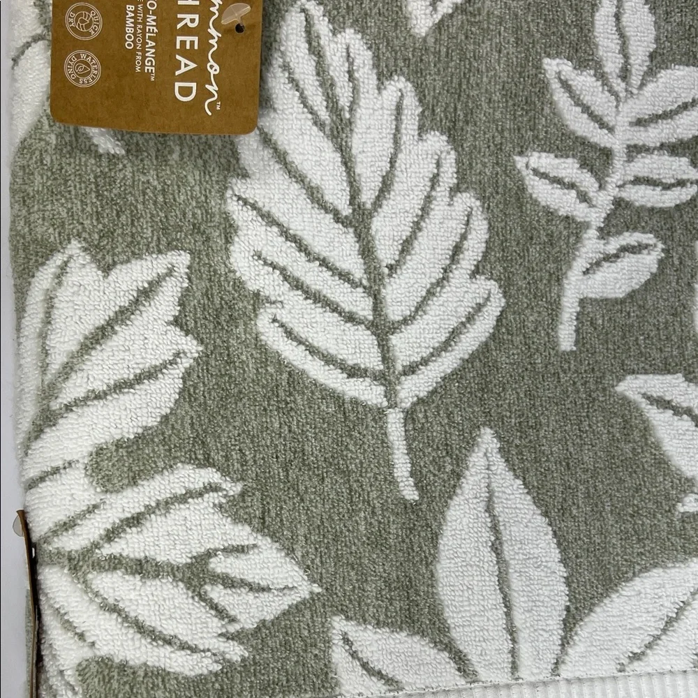 Common Thread Bath Towels Bamboo Cotton Green White Leaf Pattern Set of 2 NEW